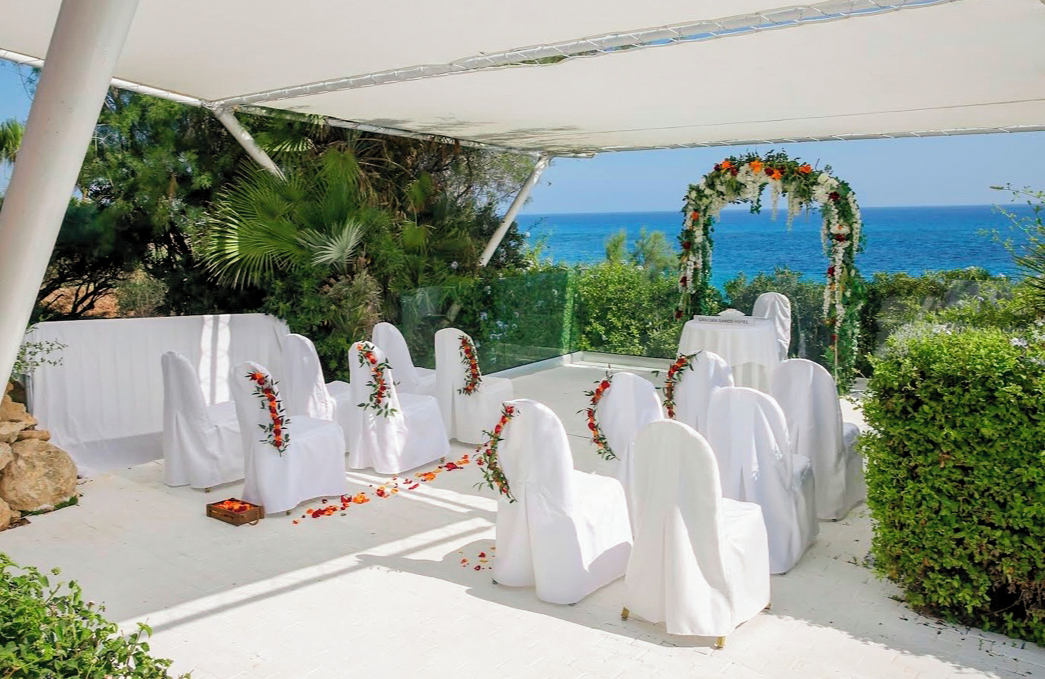 //www.jet2holidays.com/-/media/assets/wedding custom overviews/grecian sands/lca_70519_grecian_sands_hotel_0725_03_689x448.jpg